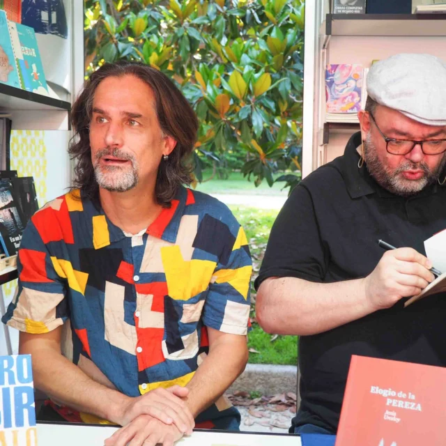 gracias por haberos pasado ayer por esa fiesta de letras llenas que es siempre la feria del libro. 
gracias por tanta poesía al maestro de maestros que es @jesus.urceloy 

cada mano estrechada, cada sonrisa y dedicatoria fue un poema en miniatura, sin métrica pero con ritmo, sin rima pero con sentido.

me que quedo con vuestros ojos curiosos, vuestras preguntas brillantes y una bolsa de anécdotas compartidas. qué lujo teneros cerca, qué alegría tan escrita.

a los que vinisteis: gracias por estar tan presentes. a los que no: os esperamos en la próxima línea.

y seguimos firmando la vida.